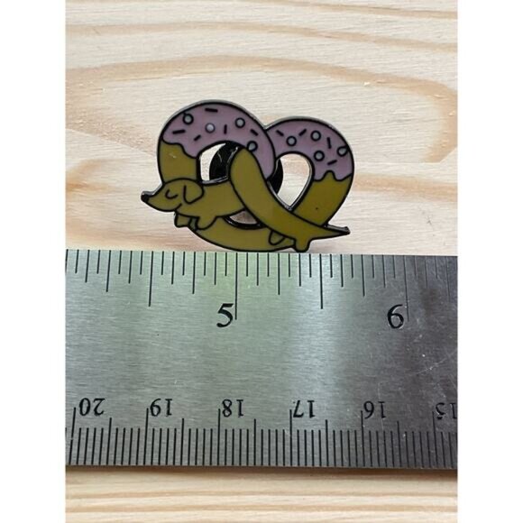 Pretzel Heart Wiener Dog Dachshund Puppy Enamel Pin - Picture 2 of 3